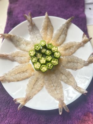 整理好的虾，铺在盘中。将秋葵切成半寸长摆在虾的中央。外框的秋葵比内框的长一点点。