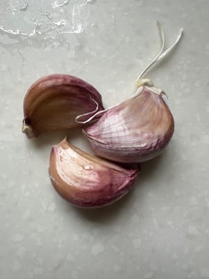 少许红辣椒。少许蒜粒，淋熟油，少许盐备用。