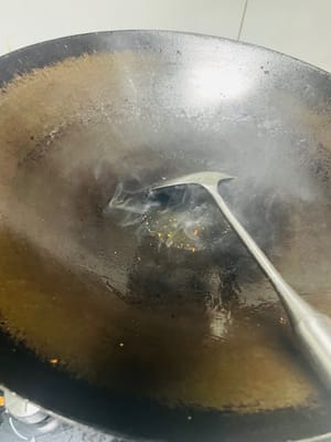 熱鍋放油（推薦使用豬油，可增添炒飯香氣；無豬油時，食用油也可 ），將冷飯倒入鍋中，炒至米飯粒粒分明。接著加入之前炒好的芹菜、紅蘿蔔等配菜，翻炒均勻，再加入1小匙生抽、鹽、少量白糖（提鮮並綜合鹹味）調味，（注意培根腸仔已有鹹味，不要放鹹了）