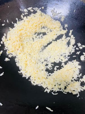 熱鍋放油（推薦使用豬油，可增添炒飯香氣；無豬油時，食用油也可 ），將冷飯倒入鍋中，炒至米飯粒粒分明。接著加入之前炒好的芹菜、紅蘿蔔等配菜，翻炒均勻，再加入1小匙生抽、鹽、少量白糖（提鮮並綜合鹹味）調味，（注意培根腸仔已有鹹味，不要放鹹了）