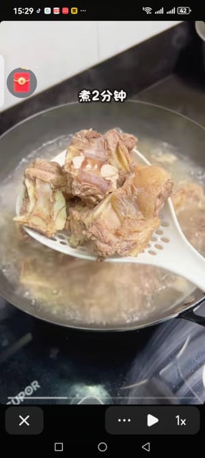Bilas daging sapi yang sudah direbus dengan air hangat dan tiriskan.