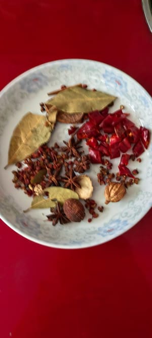 材料，八角，桂皮，花椒，香葉，乾辣椒，各0.5克