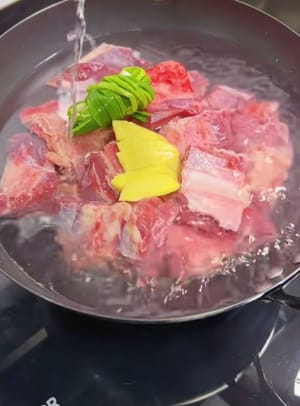 Tambahkan jahe dan daun bawang