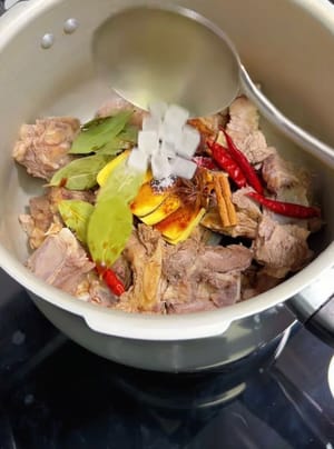Masukkan jahe dan bahan lainnya ke dalam panci, tambahkan sedikit garam, masing-masing 20 ml kecap asin, kecap asin hitam, dan gula batu, serta sebotol bir.