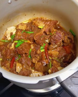 Tambahkan daun bawang dan masak dengan api besar sampai saus mengental