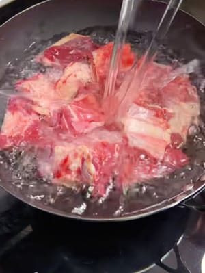 清洗乾淨的牛扒骨冷水上鍋