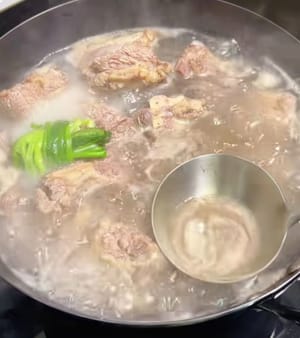 rebus air, buang busanya dan masak selama dua menit