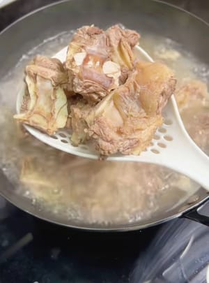 Rinse the blanched beef with warm water and drain.