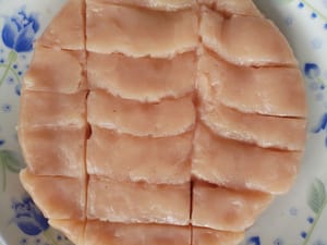 从冰箱里取出冷藏好的苹果胡萝卜糕放入花盘中