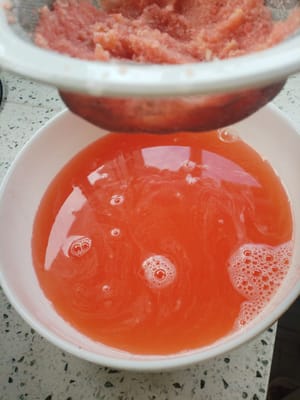 加150克的水在榨汁机里面粉碎3分钟，滤器出水果汁，