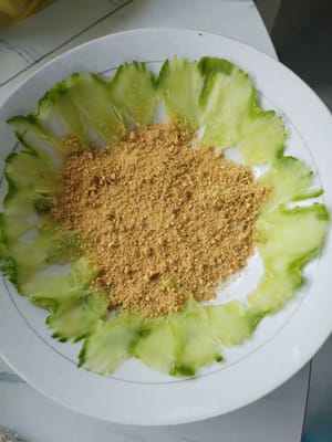 把黄瓜切成法办放入盘中，然后把黄豆粉少在盘中间