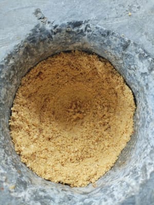把雷柏里面的黄豆粉粉倒入碗中备用。