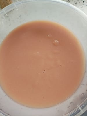 搅拌成粘稠。倒入碗中，放进冰箱冷藏两个小时备用。