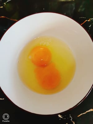 Zwei Eier verquirlen und eine entsprechende Menge Glukose hinzufügen.