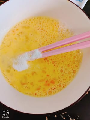 Kocok dua butir telur dan tambahkan glukosa secukupnya.