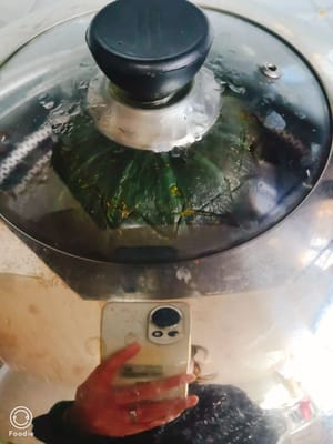 Tempatkan 4 atau 5 kurma merah dalam pengukus, tutup, dan kukus selama 15 menit.