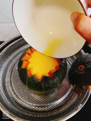 Setelah 10 menit, tuangkan campuran telur.