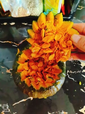 Buang biji dan daging buah dari dalam melon.