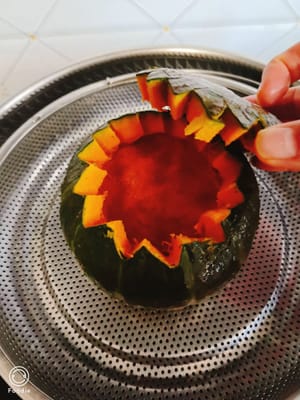 Didihkan air, letakkan panci di atasnya, tutup, dan kukus selama 10 menit.