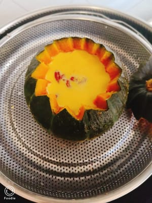 4 oder 5 rote Datteln in den Dampfgarer geben, abdecken und 15 Minuten dämpfen.