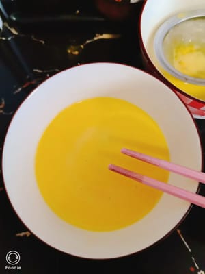 Tambahkan 120 ml susu, aduk rata, dan saring.