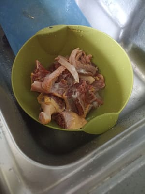 Agregue sal y bicarbonato de sodio para descomponer la proteína de la carne y la textura de la carne se volverá tierna. Luego lávalo.