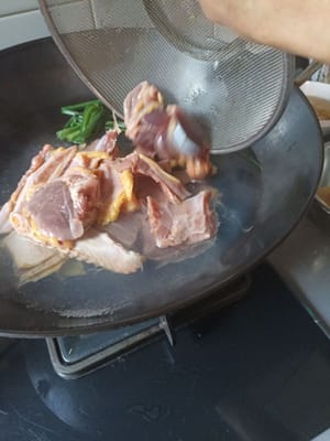 Ponga la carne de pato en el wok.