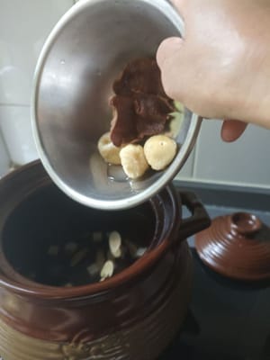 Añade todos los ingredientes a base de hierbas.