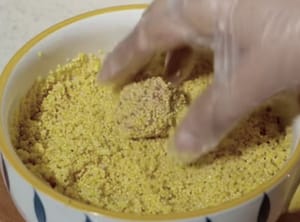 Gulingkan bakso dua kali dalam millet yang sudah direndam.