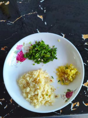 cincang halus jahe, bawang merah, bawang putih, sisihkan