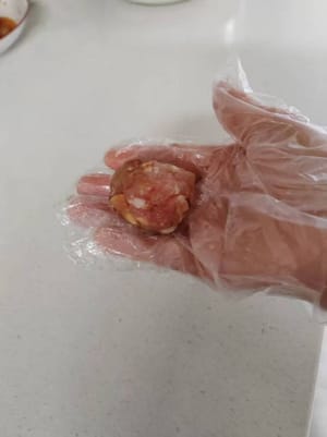 Gulung daging cincang menjadi bakso kecil seperti ini.