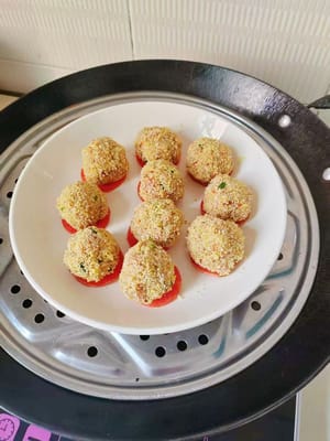 Setelah dilapisi dengan millet, letakkan di piring di atas irisan wortel.