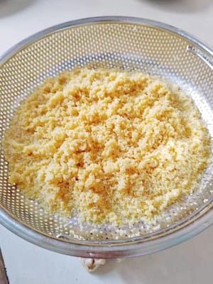 Keluarkan millet yang sudah direndam dan tiriskan airnya.