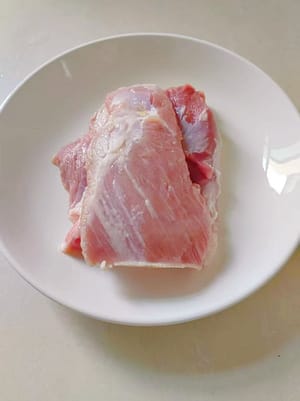 新鲜的瘦肉100克