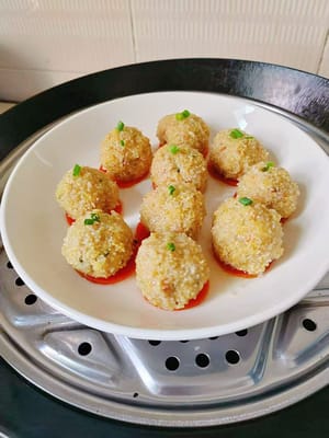 Tutup panci dan kukus selama 15 menit, taburi dengan daun bawang cincang, lalu siap disajikan.