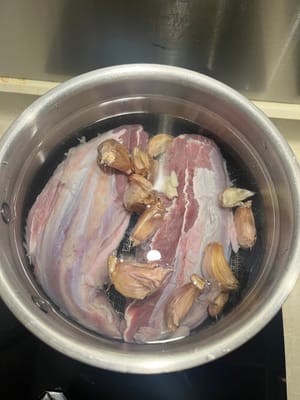 Put 800 ml of water in the pot, put the beef tendon and garlic in and cook for 40 minutes.