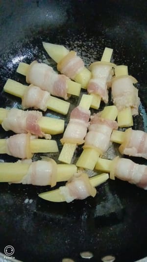 Versate l'olio nella padella e, quando è caldo, adagiatevi le verdure una alla volta con le bacchette e fatele rosolare lentamente a fuoco basso.