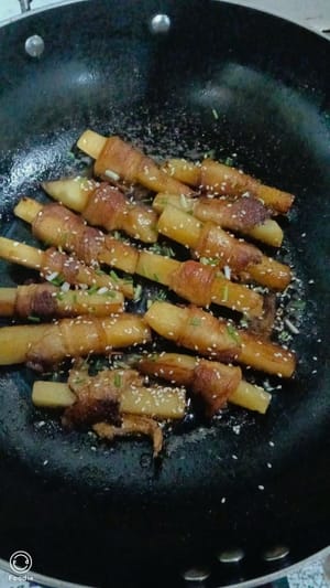 Dopo la cottura, giratela delicatamente due volte con le bacchette, aggiungete un po' di semi di sesamo e cospargete con cipollotti verdi tritati.
