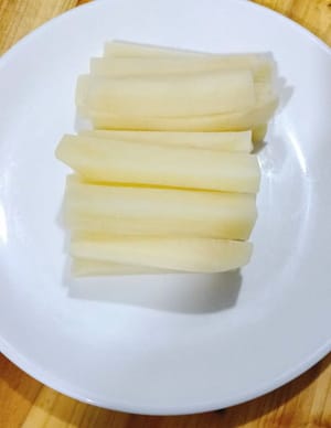 Sbucciare le patate e tagliarle a striscioline spesse.