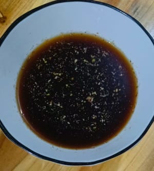 Ingredienti: mezza ciotola d'acqua, un cucchiaino di salsa di soia, un pizzico di sale, un pizzico di pepe e qualche goccia di olio di sesamo. Mescolare bene.