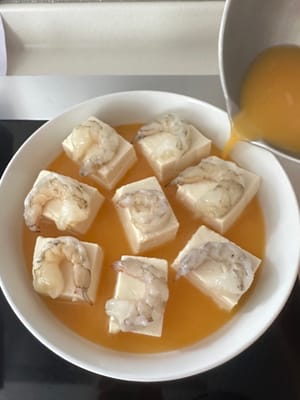 Versare il liquido delle uova nel tofu