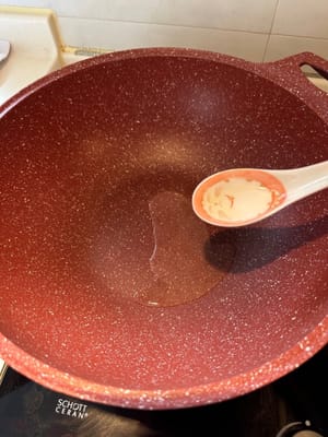 Scaldare la padella e aggiungere due cucchiai di olio