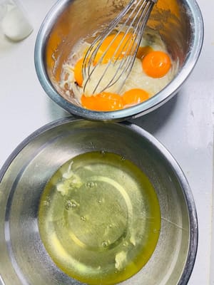 Trennen Sie Eigelb und Eiweiß. Schlagen Sie das Eiweiß in eine saubere, trockene Schüssel und stellen Sie es beiseite. Geben Sie das Eigelb in eine Schüssel mit Mehl und verrühren Sie es mit einer N-förmigen Bewegung, bis eine glatte Masse entsteht.