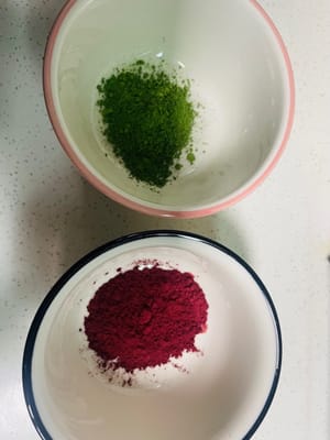 Bereiten Sie die Lebensmittelfarbe vor. Nehmen Sie zwei saubere kleine Schüsseln. Geben Sie in die eine 4 g rotes Hefereismehl und in die andere 4 g Matcha-Pulver. Fügen Sie jeweils etwa 10 g Wasser hinzu (nicht im Rezept angegeben) und rühren Sie mit einem Löffel, bis keine Klümpchen mehr vorhanden sind. Dadurch verhindern Sie, dass sich kleine rote und grüne Klümpchen im Kuchenboden bilden, und die Farbe wird intensiver.
