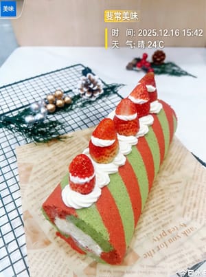 Zum Schluss nach Belieben dekorieren. Für diese zweifarbige Matcha-Red-Velvet-Biskuitrolle empfehle ich persönlich Erdbeer-Sahnecreme für die beste Geschmackskombination; natürlich kann aber jeder seiner Kreativität freien Lauf lassen und eigene, einzigartige Kombinationen kreieren.