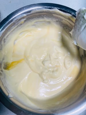 Baiser und Eigelbmasse vermengen
Zuerst ein Drittel des geschlagenen Baisers mit einem Spatel in einer N-förmigen Bewegung unter die Eigelbmasse heben, bis alles gut vermischt ist. Anschließend die Mischung zu den restlichen zwei Dritteln des Baisers geben und erneut in einer N-förmigen Bewegung unterheben, bis alles vollständig vermengt ist und keine weißen Baiserstückchen mehr sichtbar sind.

Durch das Verdünnen der Eigelbmasse vor dem erneuten Unterheben des Baisers wird verhindert, dass dieser zusammenfällt. So kann der Kuchenboden gut aufgehen und die Gefahr von Rissen beim Rollen verringert werden.