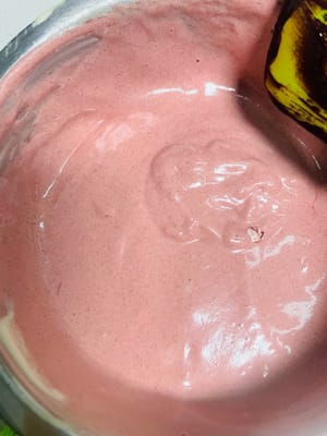 Den Teig teilen und die Farben anpassen. Den gemischten Kuchenteig in zwei Portionen teilen. Eine Portion in den vorbereiteten Teig mit rotem Hefe-Reis-Pulver und die andere in den Matcha-Teig geben. Jede Portion mit einem Spatel zügig in einer N-förmigen Bewegung unterheben, bis alles gut vermischt ist. Anschließend die Mischung in zwei Spritzbeutel füllen. Mit Spritzbeuteln lassen sich die weihnachtlichen Streifen leichter aufspritzen.