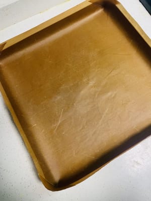 Heizen Sie den Backofen mindestens 10 Minuten lang auf 150 °C (300 °F) vor. Legen Sie eine 28 x 28 cm große Backform mit Backpapier aus.

Hinweis: Jetzt ist Ihr Geschick beim Spritzen von geraden Linien gefragt! Die Größe der Spritzbeutelöffnung und der Druck beim Aufspritzen des Teigs müssen für beide Farben gleich sein, sonst werden die Streifen krumm und bilden ein „S“! Schneiden Sie in jeden Spritzbeutel eine kleine Öffnung und spritzen Sie abwechselnd roten Hefereis- und Matcha-Teig in die Backform, um weihnachtliche Streifen zu gestalten (siehe Abbildung).

Heben Sie die Backform nach dem Aufspritzen an und lassen Sie sie zweimal vorsichtig aus etwa 10 cm Höhe fallen, um die Oberfläche zu glätten (es ist in Ordnung, wenn sich die Farben vermischen). Entfernen Sie größere Luftblasen und backen Sie den Kuchen anschließend 20 Minuten lang auf der mittleren Schiene des vorgeheizten Ofens bei 150 °C (300 °F).

Den gebackenen Kuchen sofort aus dem Ofen nehmen, auf ein Kuchengitter stürzen und, solange er noch warm ist, das Backpapier abziehen. Den Kuchen vollständig auskühlen lassen.