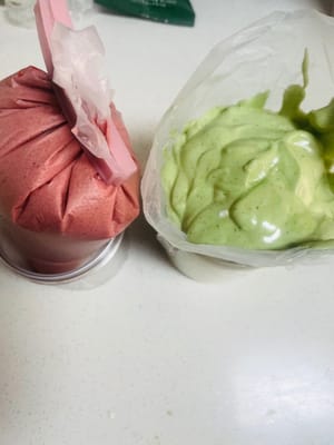 Den Teig teilen und die Farben anpassen. Den gemischten Kuchenteig in zwei Portionen teilen. Eine Portion in den vorbereiteten Teig mit rotem Hefe-Reis-Pulver und die andere in den Matcha-Teig geben. Jede Portion mit einem Spatel zügig in einer N-förmigen Bewegung unterheben, bis alles gut vermischt ist. Anschließend die Mischung in zwei Spritzbeutel füllen. Mit Spritzbeuteln lassen sich die weihnachtlichen Streifen leichter aufspritzen.