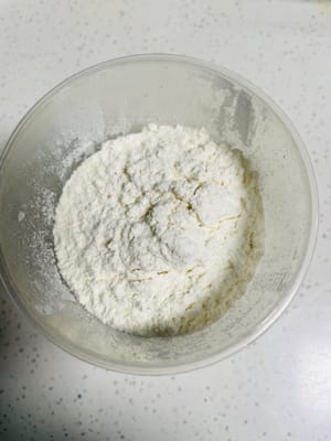 70 Gramm glutenarmes Mehl abwiegen und beiseite stellen.